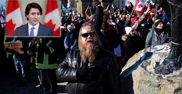 Kamionët zbarkojnë duke bllokuar rrugët/ Degradon situata për shkak të protestave kundër vaksinimit të detyruar, kryeministri dhe familja marrin vendimin urgjente pasi u rrezikohet jeta Kamionët zbarkojnë duke bllokuar rrugët/ Degradon situata për shkak të protestave kundër vaksinimit të detyruar, kryeministri dhe familja marrin vendimin urgjente pasi u rrezikohet jeta