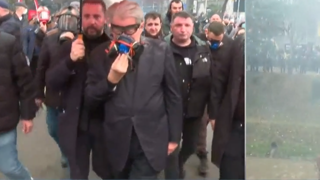 Pse u tërhoq pas tre orësh ‘luftë’?! Cili ishte misteri dhe sinjali i telefonatës që mori Sali Berisha për mbylljen e protestës?