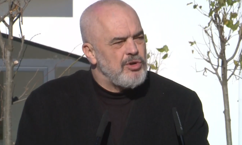 “Do shkojë lali Eri të ndërtojë vila atje, me ‘Mybach’-un dhe ‘Lamborghini’-n”! Kryeministri Rama lumturon 100 familje në Tiranë, nuk lë pa ‘thumbuar’ edhe opozitën: Kujdes bravat e dyerve! (VIDEO) “Do shkojë lali Eri të ndërtojë vila atje, me ‘Mybach’-un dhe ‘Lamborghini’-n”! Kryeministri Rama lumturon 100 familje në Tiranë, nuk lë pa ‘thumbuar’ edhe opozitën: Kujdes bravat e dyerve! (VIDEO)