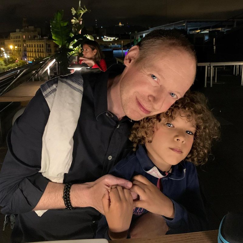 Viti i Ri i parë pa Hueydan, bashkëshorti dhe djali i saj prek me fjalët: Dashuria jonë është në zemrat tona Viti i Ri i parë pa Hueydan, bashkëshorti dhe djali i saj prek me fjalët: Dashuria jonë është në zemrat tona