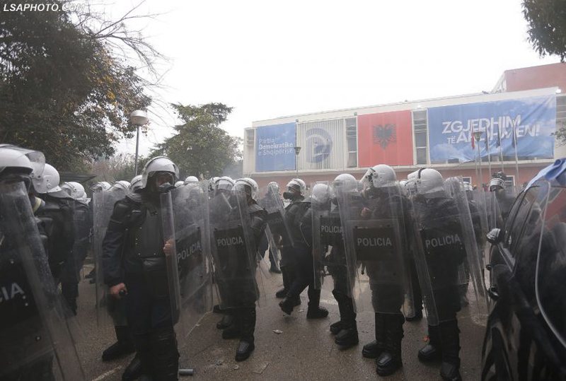 “Pse janë shoqëruar demokratët”? Policia e Shtetit i përgjigjet deklaratave të Gazment Bardhit “Pse janë shoqëruar demokratët”? Policia e Shtetit i përgjigjet deklaratave të Gazment Bardhit