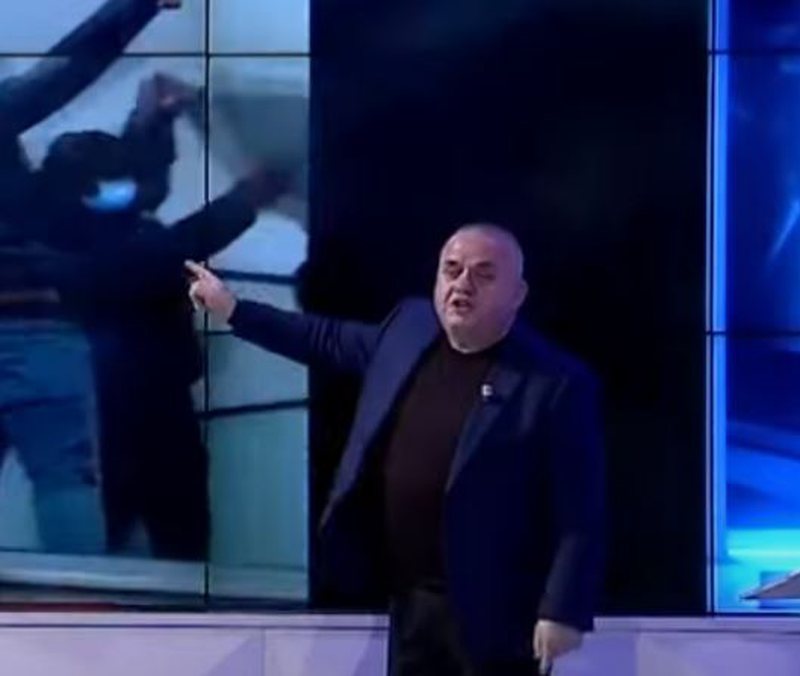 Përplasje e fortë mes Artan Hoxhës dhe deputetit gjatë transmetimit ‘LIVE’, acarohet keq gazetari dhe nuk lë gjë pa thënë: Turp! / Ndërhyn Blendi Fevziu