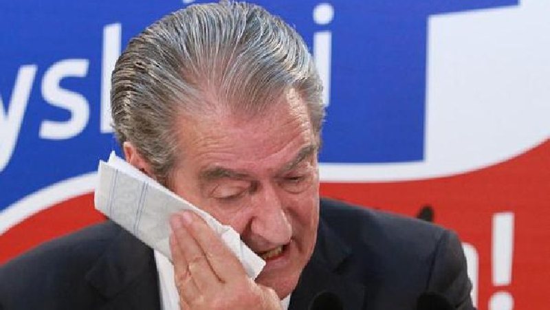 “Keni të zeza të tjera, ky është personazhi i njohur që keni vrarë dhe zhdukur”! Gazetari i njohur plas të tjera akuza “bombë: Ja si reagon Sali Berisha (Video) “Keni të zeza të tjera, ky është personazhi i njohur që keni vrarë dhe zhdukur”! Gazetari i njohur plas të tjera akuza “bombë: Ja si reagon Sali Berisha (Video)