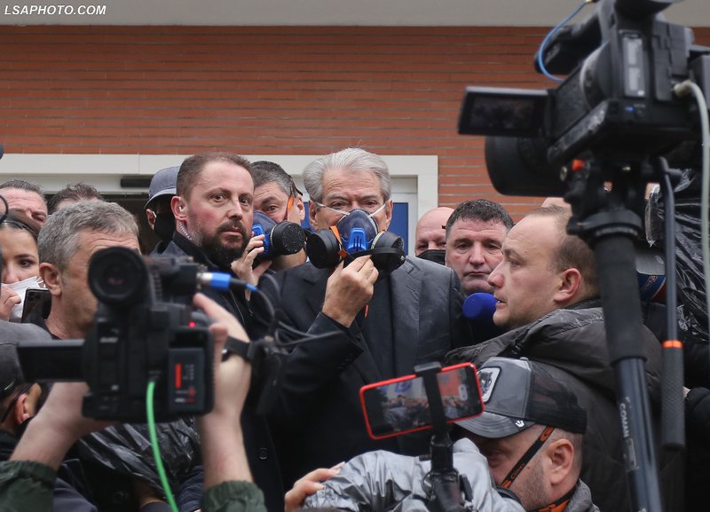 Gazetarët nga Kosova “masakrojnë” Berishën: I kujtojnë vrasjet e “21 Janarit”, “Gërdecit” dhe si mbështeti terroristët e Al Qaeda-s Gazetarët nga Kosova “masakrojnë” Berishën: I kujtojnë vrasjet e “21 Janarit”, “Gërdecit” dhe si mbështeti terroristët e Al Qaeda-s