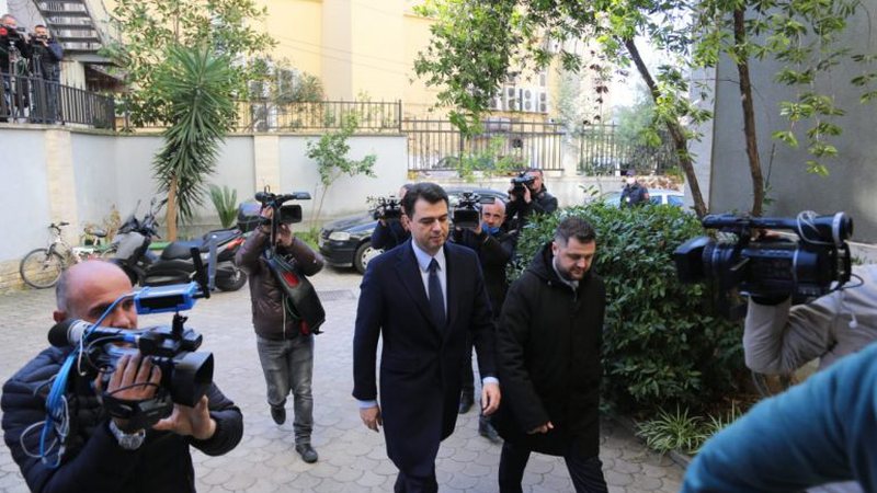 Basha dëshmon në Prokurori dhe kërkon të nisin hetimet për Berishën, akuzon ish-kryetarin si organizator dhe frymëzues të dhunës në PD Basha dëshmon në Prokurori dhe kërkon të nisin hetimet për Berishën, akuzon ish-kryetarin si organizator dhe frymëzues të dhunës në PD