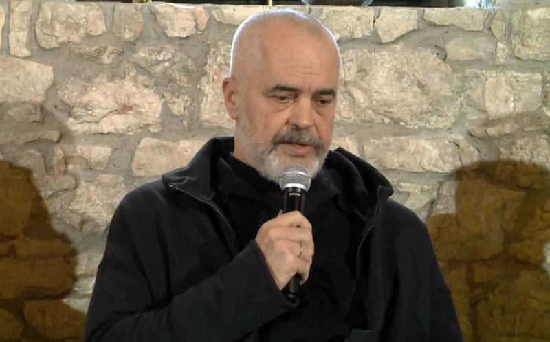 Momenti i sikletshëm: Përkthyesi i ndërpret fjalën, nxehet Rama Momenti i sikletshëm: Përkthyesi i ndërpret fjalën, nxehet Rama