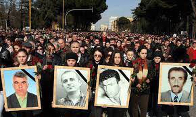 Kriminelët e 21 janarit të pandëshkuar, kryeministri krihet në facebook