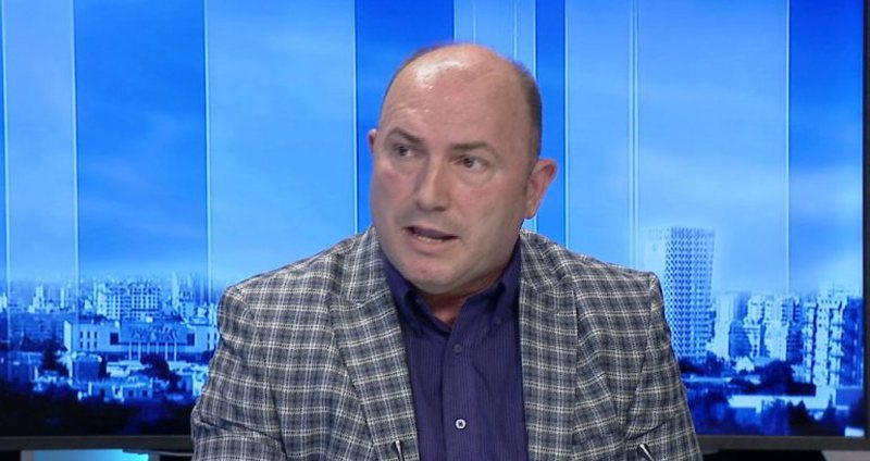 Azgan Haklaj: Berisha dhe Meta po shkojnë drejt krijimit të polit të tretë për t’iu kundërvënë SHBA dhe shpëtuar familjet e tyre Azgan Haklaj: Berisha dhe Meta po shkojnë drejt krijimit të polit të tretë për t’iu kundërvënë SHBA dhe shpëtuar familjet e tyre