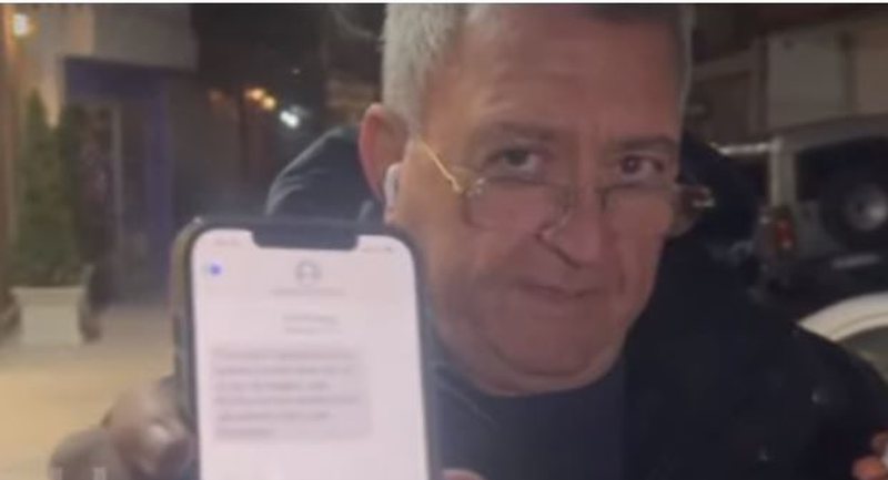 “O ku*v jep dorëherqjen ose 60 plumba…”! Armand Duka nxjerr SMS-në kërcënuese dhe tregon me emër kush ia ka dërguar: Autori bredh me… “O ku*v jep dorëherqjen ose 60 plumba…”! Armand Duka nxjerr SMS-në kërcënuese dhe tregon me emër kush ia ka dërguar: Autori bredh me…