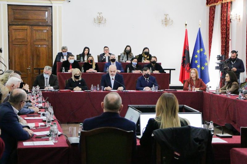 Rama paralajmëron deputetët për arrestime të forta nga SPAK, përjashton mbrojtjen nga PS për funksionarët që mund të bien në pranga Rama paralajmëron deputetët për arrestime të forta nga SPAK, përjashton mbrojtjen nga PS për funksionarët që mund të bien në pranga