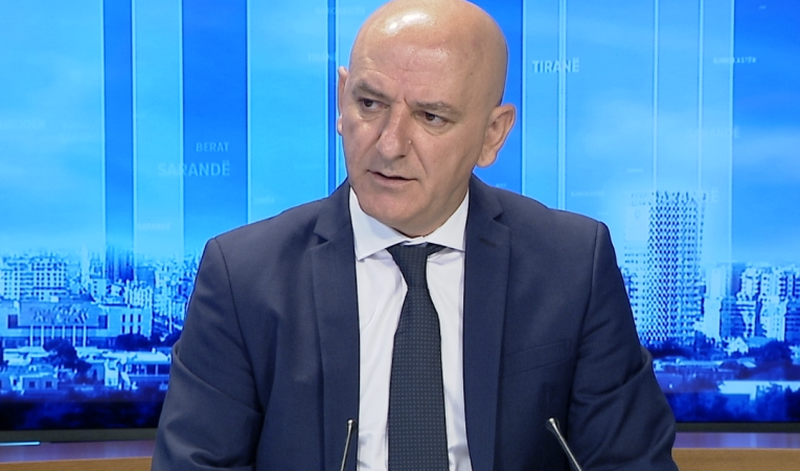 “Këta janë bashkë, ujqërit me delen nën një çati”! Shpërthen Roland Bejko dhe nuk lë gjë pa nxjerrë nga selia blu: Kur autorët e krimit lajnë duart si Ponc Pilati…