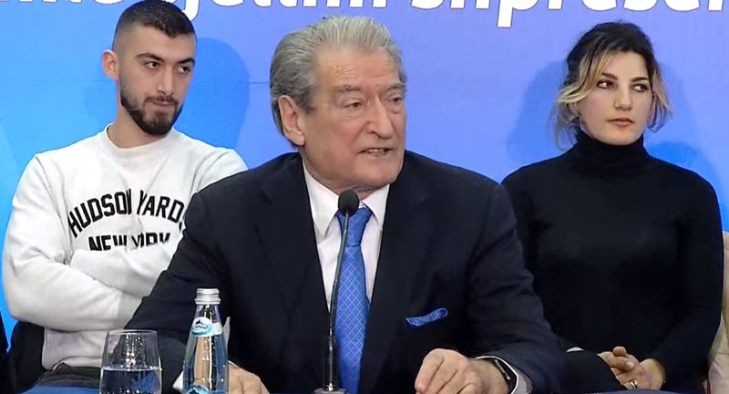 Takimi i Kim me Bashën alarmon Berishën! “Non grata” shpërthen në sulme e akuza ndaj përfaqësueses së Amerikës si “pro amerikan” Takimi i Kim me Bashën alarmon Berishën! “Non grata” shpërthen në sulme e akuza ndaj përfaqësueses së Amerikës si “pro amerikan”