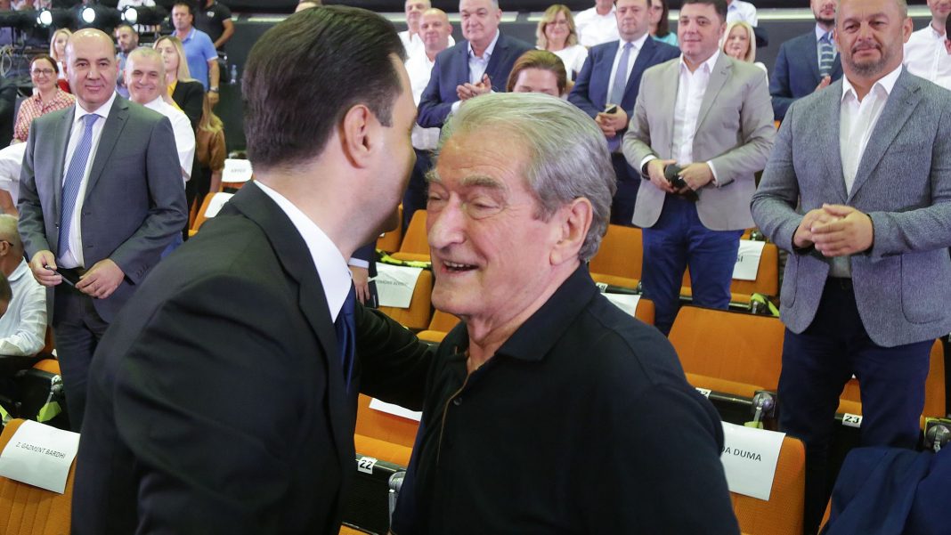 “Stuhi politike në Shqipëri”! Përjashtimi i Sali Berishës nga PD bën jehonë në mediat e huaja: Ja çfarë shkruajnë
