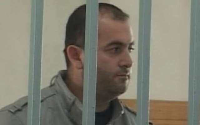 Atentat në Fushë Krujë, qëllohet me breshëri kallashnikovi në drejtim të një makine, plagosen 2 persona! Kush është ish-polici që i shpëtoi plumbave, në 2016 tentuan ta vrasin me eksploziv Atentat në Fushë Krujë, qëllohet me breshëri kallashnikovi në drejtim të një makine, plagosen 2 persona! Kush është ish-polici që i shpëtoi plumbave, në 2016 tentuan ta vrasin me eksploziv