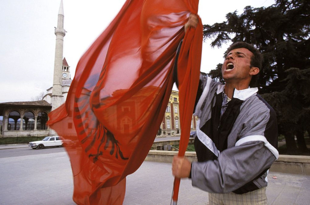 ‘UnHerd’: Si u kthye Shqipëria në një skemë piramidale