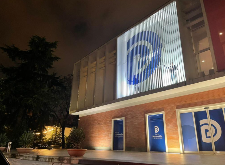 Basha bën ndryshime në seli dy ditë përpara afatit të vendosur nga Berisha për të liruar zyrën Basha bën ndryshime në seli dy ditë përpara afatit të vendosur nga Berisha për të liruar zyrën