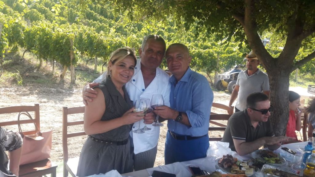 Monika kërkon arrestin e personit me të cilin ka më shumë foto se ai me gruan e vet! Monika kërkon arrestin e personit me të cilin ka më shumë foto se ai me gruan e vet!