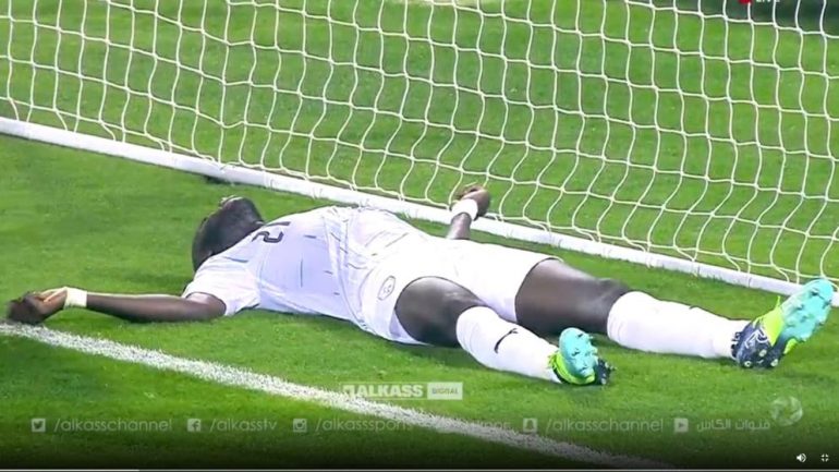 VIDEO/ Përsëritet tmerri i Eriksen, lojtarit i bie infarkt në fushë dhe e shpëtojnë me masazh kardiak VIDEO/ Përsëritet tmerri i Eriksen, lojtarit i bie infarkt në fushë dhe e shpëtojnë me masazh kardiak