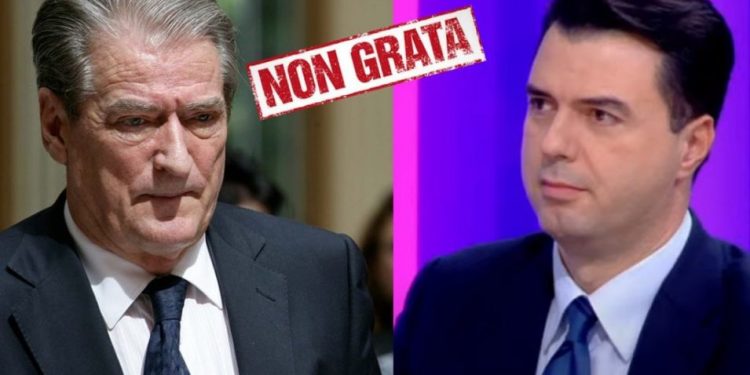 Një ditë pas protestës Berisha dhe grupi i tij duan të kthehen në vendin e krimit por Basha u mbyll derën e jashtme Një ditë pas protestës Berisha dhe grupi i tij duan të kthehen në vendin e krimit por Basha u mbyll derën e jashtme