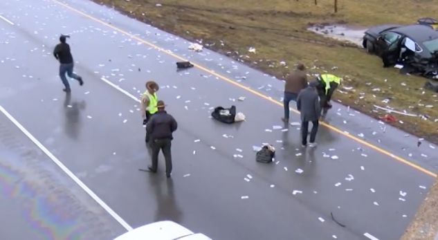 Makina grabitet në mes të rrugës, njerëzit vërsulen dhe mbushin duart me para (Video) Makina grabitet në mes të rrugës, njerëzit vërsulen dhe mbushin duart me para (Video)