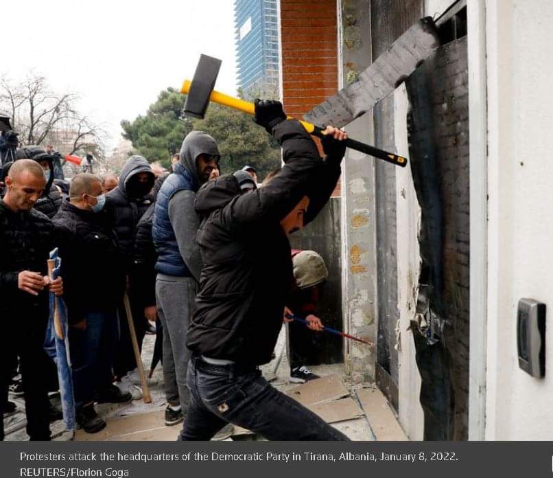 Protesta e dhunshme tek PD, kush janë të arrestuarit dhe të proceduarit, mes tyre Flamur Noka e Gazment Bardhi (EMRAT) Protesta e dhunshme tek PD, kush janë të arrestuarit dhe të proceduarit, mes tyre Flamur Noka e Gazment Bardhi (EMRAT)