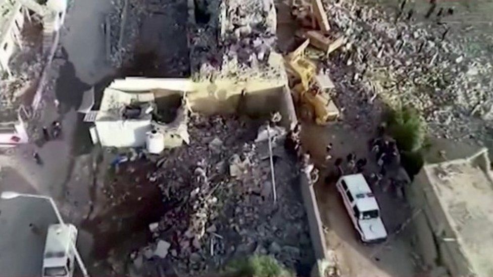 Bombardohet burgu në Jemen, të paktën 100 viktima Bombardohet burgu në Jemen, të paktën 100 viktima