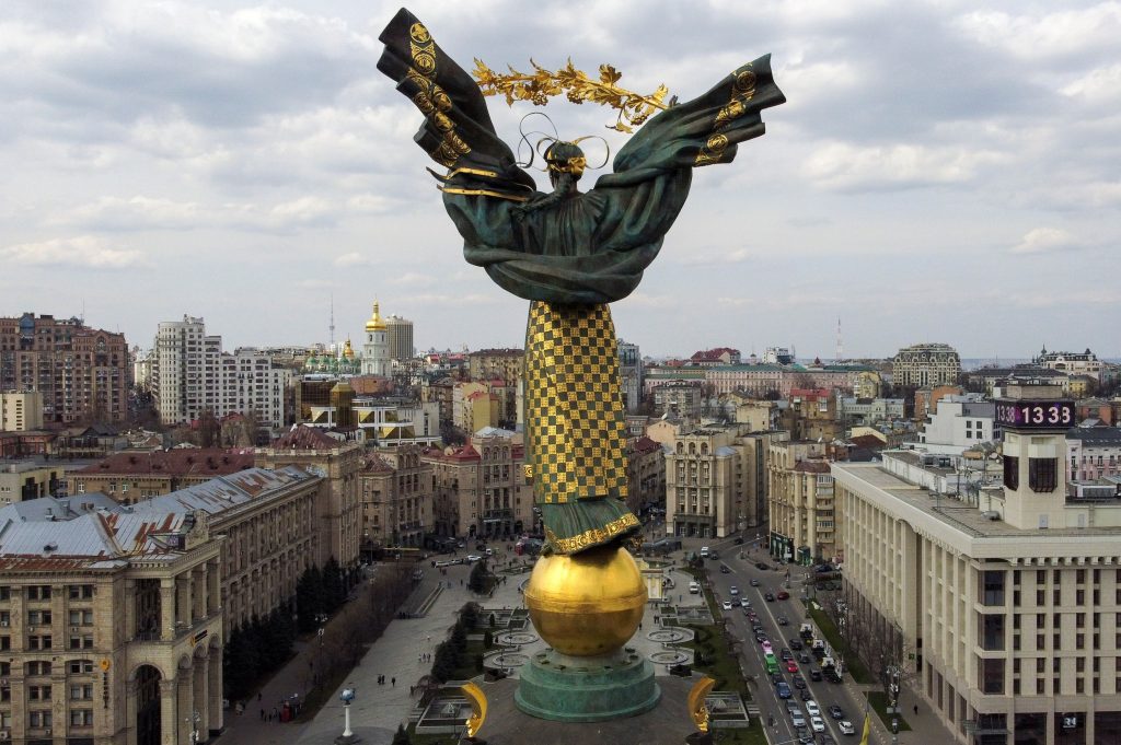 REPORTAZHI: Qetësi dhe ankth në rrugët e kryeqytetit të Ukrainës