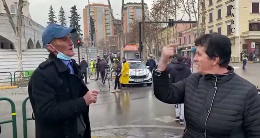 VIDEO/ Qytetarja: “Ti s’ke bukë të hash në shtëpi, Berisha ka gjysmën e Tiranës”! Saliari : Do ta mundim Amerikën! VIDEO/ Qytetarja: “Ti s’ke bukë të hash në shtëpi, Berisha ka gjysmën e Tiranës”! Saliari : Do ta mundim Amerikën!