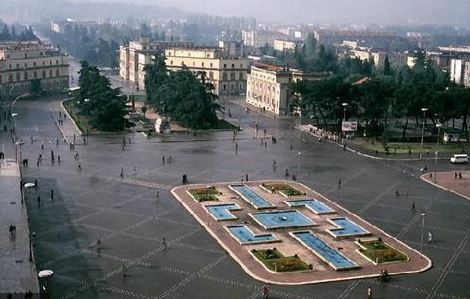Zbulohet dosja e bujshme e “Thikave” me Ambasadat e huaja në Tiranë në ’80-ën, që solli “ftohjen” e Enverit me Mehmetin