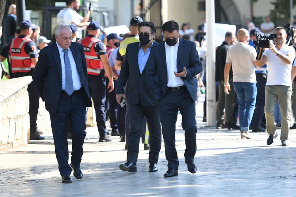 Tritan Shehu akuza të forta Bashës: Brenda në seli kishte fondamentalistë të armatosur nga ‘Vëllazëria Myslimane’ Tritan Shehu akuza të forta Bashës: Brenda në seli kishte fondamentalistë të armatosur nga ‘Vëllazëria Myslimane’