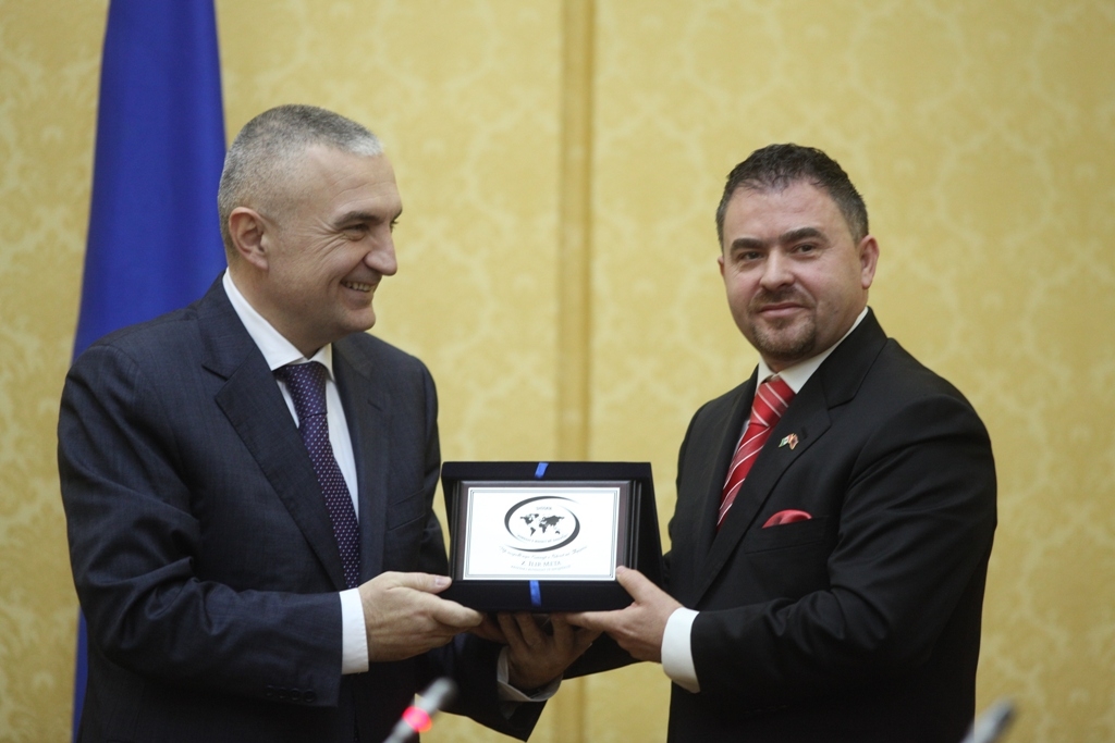 “Nuk pranoj pyetje nga një gazetare drogaxhiu”: Ilir Meta prishet me Ylli Ndroqin? “Nuk pranoj pyetje nga një gazetare drogaxhiu”: Ilir Meta prishet me Ylli Ndroqin?