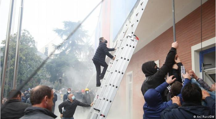 Mero Baze: Përse “ithtarët” e bashkimit të PD, po shqyejnë njëri tjetrin Mero Baze: Përse “ithtarët” e bashkimit të PD, po shqyejnë njëri tjetrin
