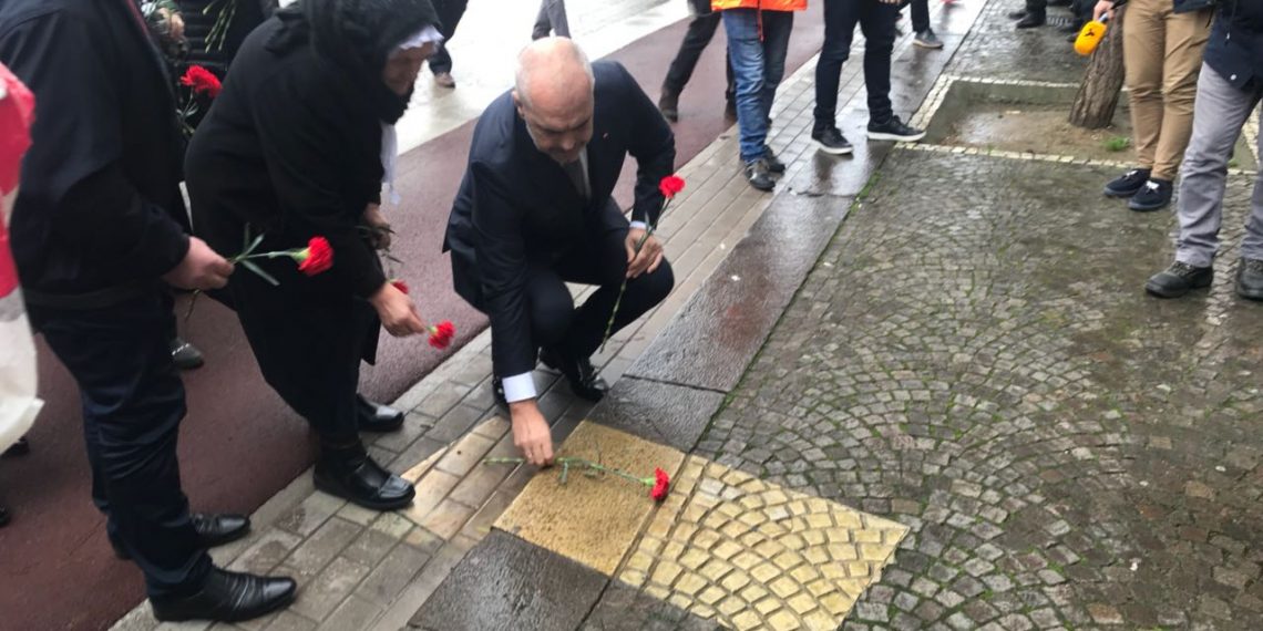 Sëpaku, e moret vesh, se nuk ju vrau “xhaxhai me çader pistolete”! Artan Hoxha publikon fotot dhe del me deklaratën e fortë: Dëshmorët e vërtetë jeni ju, nesër do të…