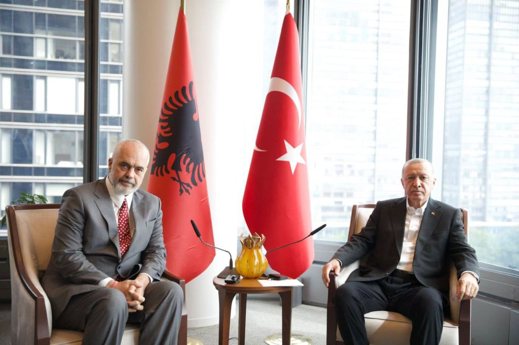 Zbardhet axhenda e Erdoganit në Tiranë Zbardhet axhenda e Erdoganit në Tiranë