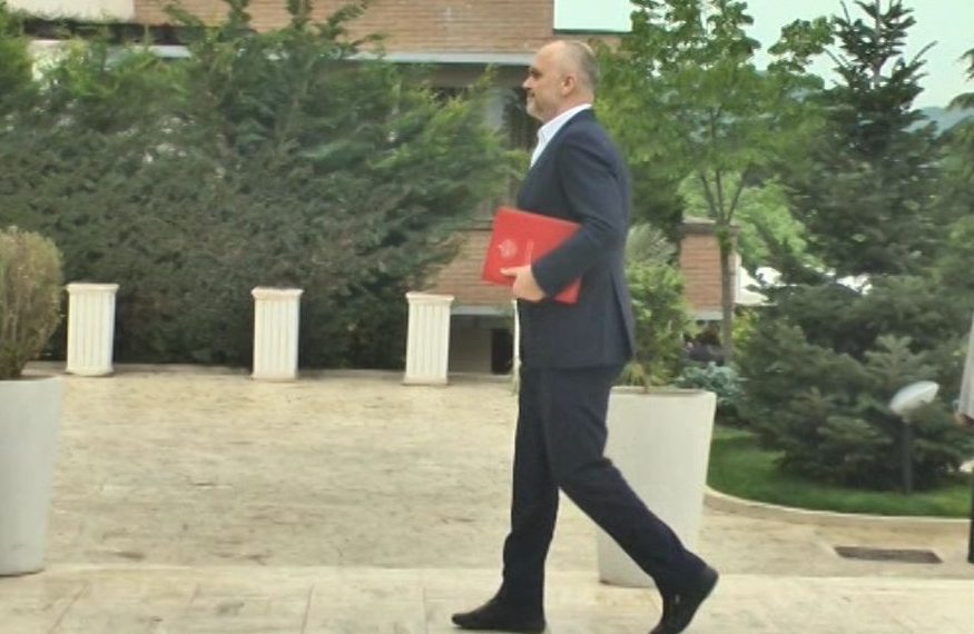 Kreshnik Spahiu: Cilët janë tre liderët e ardhshëm të PS-së që po projekton Rama Kreshnik Spahiu: Cilët janë tre liderët e ardhshëm të PS-së që po projekton Rama