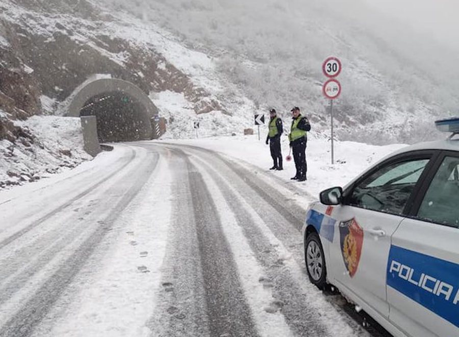 Reshjet e dendura të dëborës e bëjnë të pakalueshme Rrugën e Arbrit