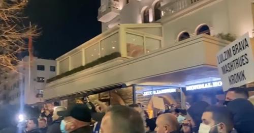 VIDEO/ Mbështetësit e Berishës nuk i ndahen Bashës, i zënë pritë edhe pasdite VIDEO/ Mbështetësit e Berishës nuk i ndahen Bashës, i zënë pritë edhe pasdite