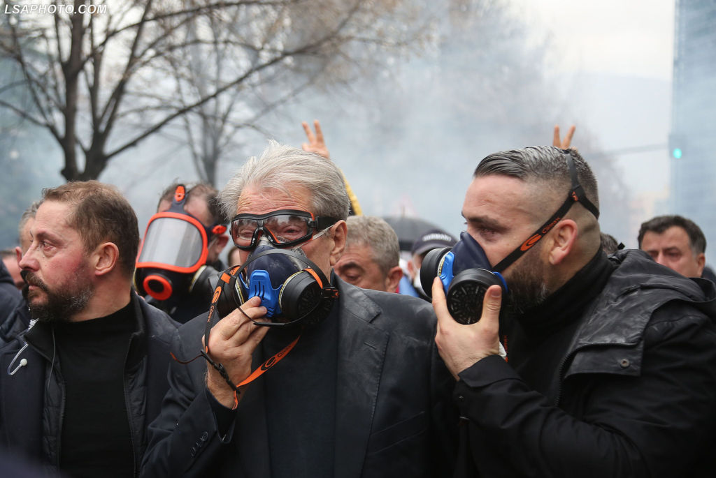 Saliut nuk i shkon më pas njeri për revolta: Meta dhe Berisha kanë marrëveshje me njëri-tjetrin! Drejtësia në vend lë për të dëshiruar Saliut nuk i shkon më pas njeri për revolta: Meta dhe Berisha kanë marrëveshje me njëri-tjetrin! Drejtësia në vend lë për të dëshiruar