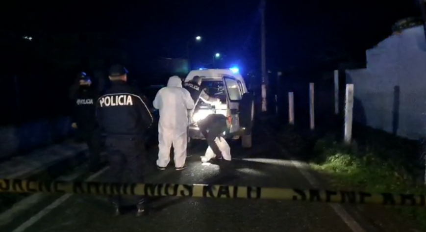 U vra nga ish-burri me kallash në hyrje të banesës, 40-vjeçarja u qëllua në sy të vajzës dhe të të atit U vra nga ish-burri me kallash në hyrje të banesës, 40-vjeçarja u qëllua në sy të vajzës dhe të të atit