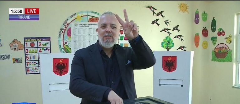 Viti nis me një “super perlë” nga “Syri te vrime e çelsit”: Dikush ka dëgjuar në rrugë Sokol Ballën, se ka thënë që “po paguajmë qimet e kokës të zhdukim Berishën Viti nis me një “super perlë” nga “Syri te vrime e çelsit”: Dikush ka dëgjuar në rrugë Sokol Ballën, se ka thënë që “po paguajmë qimet e kokës të zhdukim Berishën