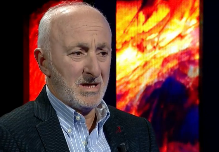 Turp! Sul Mema quan arritje komoditetin e drejtuesëve të FSHF: E keni parë çfarë ka bërë Duka apo jo, i kemi zyrat më të mira se Norvegjia e Zvicra Turp! Sul Mema quan arritje komoditetin e drejtuesëve të FSHF: E keni parë çfarë ka bërë Duka apo jo, i kemi zyrat më të mira se Norvegjia e Zvicra