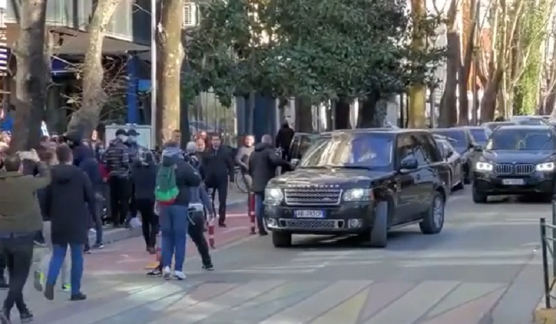 Të rinjtë sulmojnë me vezë Bashën me urdhër të Berishës (VIDEO)