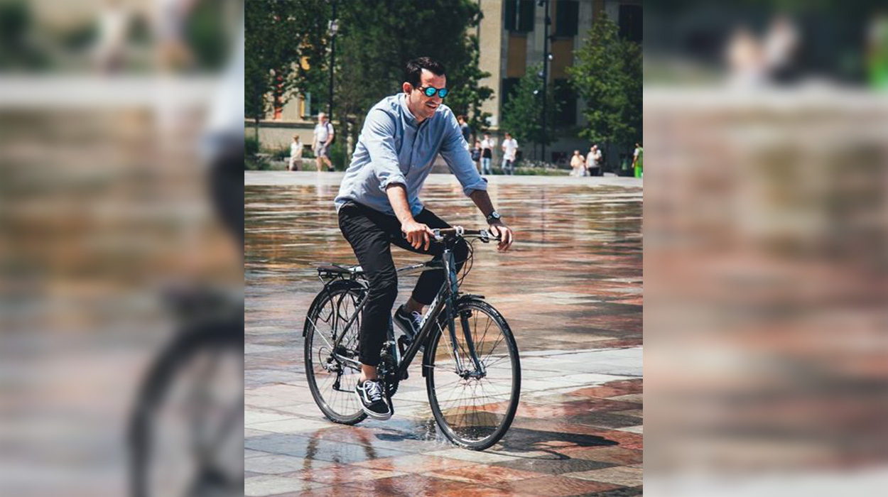 EKSKLUZIVE/ Kërcënoi gazetarin pasi i publikoi “makinën luksoze”, Veliaj nga frika “fsheh” në zyrë biçikletën që vlen 10 milion lekë