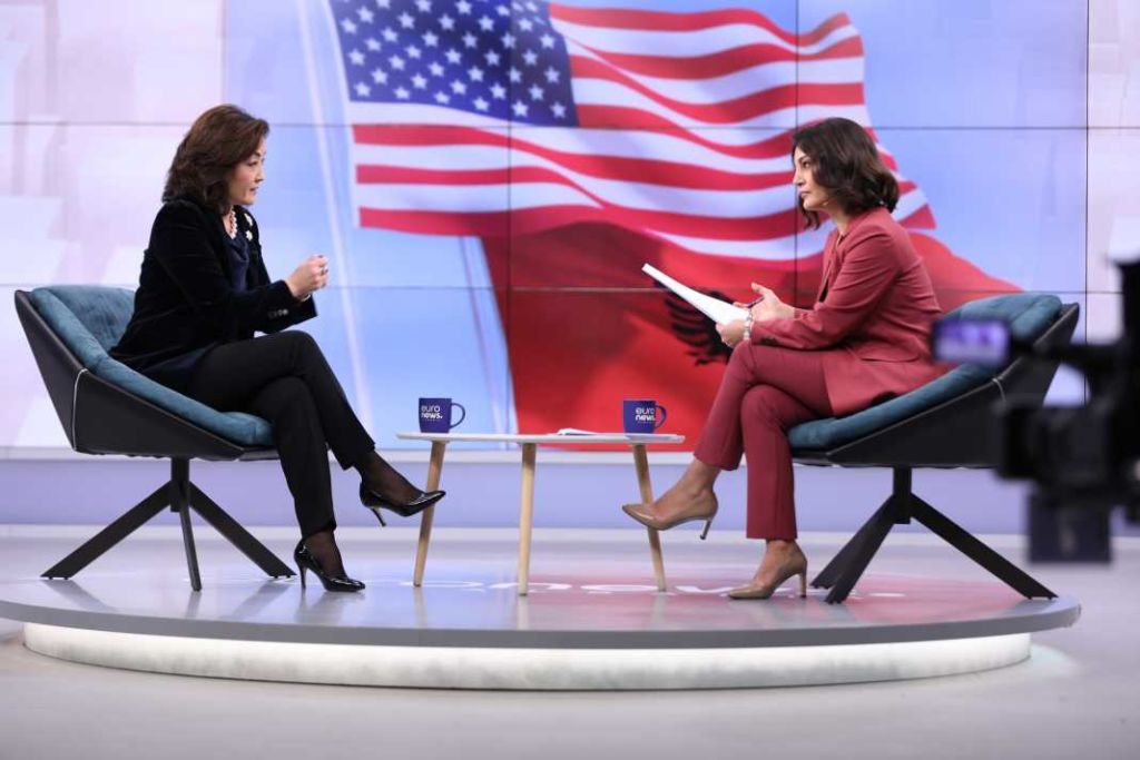 Yuri Kim: Provat e korrupsionit të Berishës janë para syve të gjithë shqiptarëve, ka zero shans t’i hiqet “non grata”. Mos u merrni me fantazitë e tij Yuri Kim: Provat e korrupsionit të Berishës janë para syve të gjithë shqiptarëve, ka zero shans t’i hiqet “non grata”. Mos u merrni me fantazitë e tij