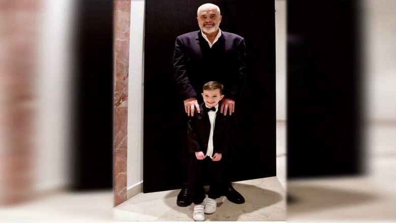 ‘Kur nën ferrë çel trëndafili’, Rama bën lëmsh rrjetin, në pak orë fotoja merr mbi 30 mijë pëlqime ‘Kur nën ferrë çel trëndafili’, Rama bën lëmsh rrjetin, në pak orë fotoja merr mbi 30 mijë pëlqime