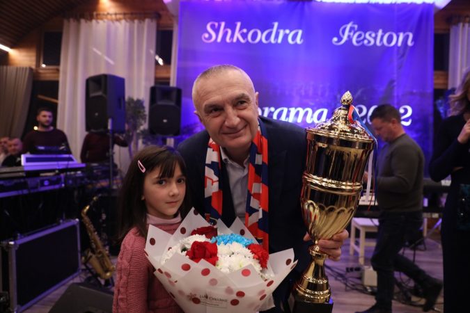 Shkodra për të ardhur keq: Strofkulla e Sali Berishës vlerëson Ilir Metën “Njeriu i vitit” Shkodra për të ardhur keq: Strofkulla e Sali Berishës vlerëson Ilir Metën “Njeriu i vitit”