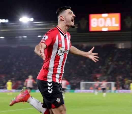 Broja shënon mes Londrës, Artan Hoxha shpërthen ndaj Dukës: E lënë në stol se si bindet Sulltanit të FSHF-së. Broja shënon mes Londrës, Artan Hoxha shpërthen ndaj Dukës: E lënë në stol se si bindet Sulltanit të FSHF-së.