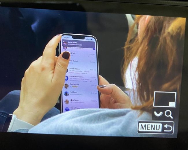 Dalin pamjet ku Tabaku këshillohet nga lularja Desada Meta, saliari Andi Bushati dhe ushtari rezervë Andi Tela se si do e pyesi Veliajn Dalin pamjet ku Tabaku këshillohet nga lularja Desada Meta, saliari Andi Bushati dhe ushtari rezervë Andi Tela se si do e pyesi Veliajn