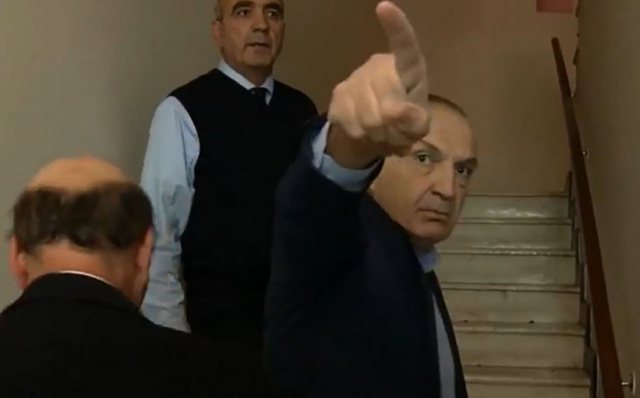 “Jashtë shpejt se…”! Shkoi të mbronte zyrat e FRD, juristët idiot të Metës: Shkoi të mbronte sipas menyrave të tij një subjekt politik të kërcënuar! “Jashtë shpejt se…”! Shkoi të mbronte zyrat e FRD, juristët idiot të Metës: Shkoi të mbronte sipas menyrave të tij një subjekt politik të kërcënuar!