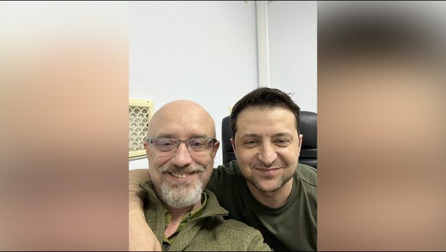 Zelensky pozon i buzëqeshur pas 85 orëve mbrojtje krah ministrit të tij të mbrojtjes: Kievi nuk i ul armët